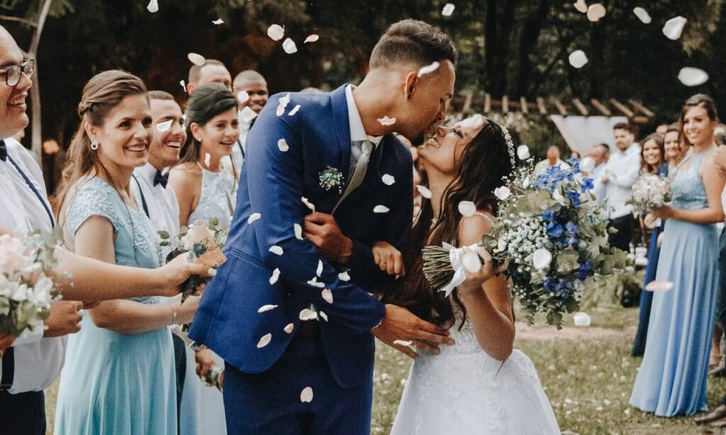 Idée pour un mariage original optez pour des badges personnalisés