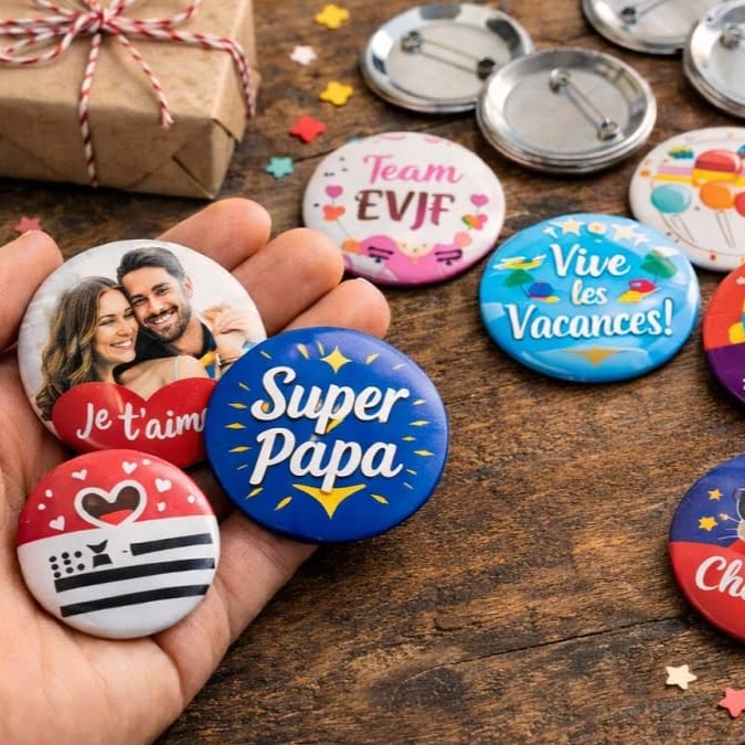 🎁✨ Le cadeau personnalisé pas cher qui fait toujours plaisir ? Le badge ! 
Créatif, unique, économique et 100 % fabriqué en France !
Photo, message, private joke, souvenir… tout est possible 💡
👉 Découvre toutes les idées dans l’article :
https://badgesagogo.fr/cadeau-personnalise-pas-cher/
#BadgePersonnalisé #CadeauPasCher #IdéeCadeau #EVJF #Mariage #Anniversaire #Goodies #MadeInFrance #CréationFrançaise #badge #badgedesign #badges #badgespersonnalisés #badgedesign