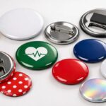 Photo réaliste de badges personnalisés ronds en métal et plastique