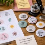 Exemples de badges personnalisés à imprimer gratuitement avec différents designs créatifs pour événements, écoles, associations et projets DIY