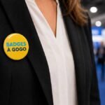 Femme professionnelle portant un badge Badges à Gogo dans un salon ou une foire