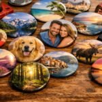 Badges ronds personnalisés éparpillés sur une table d’atelier en bois, avec visuels variés.